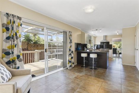 Photo of property in 2/16 Fernbird Place, Massey, Auckland, 0614