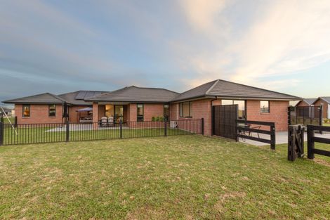 Photo of property in 37 Mike Smith Drive, Cambridge, 3434