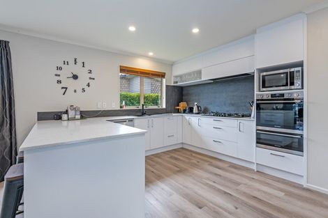 Photo of property in 6 Orlando Way, Kelvin Grove, Palmerston North, 4414