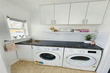 Photo of property in 3 Huia Place, Levin, 5510