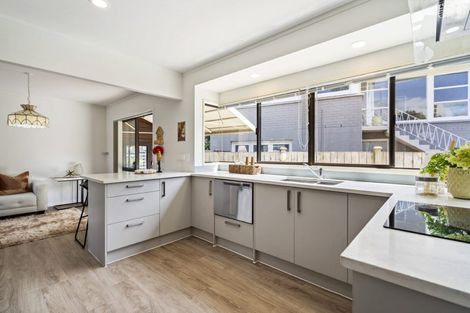 Photo of property in 1/13 Woodlands Crescent, Browns Bay, Auckland, 0630