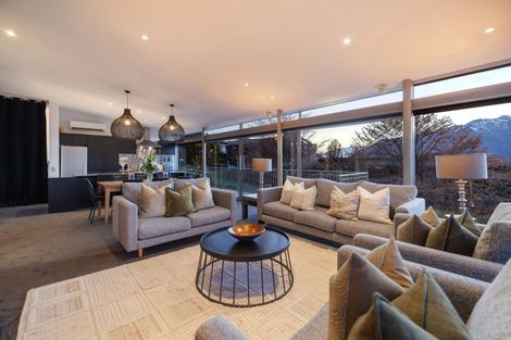 Photo of property in 6 Whitbourn Place, Fernhill, Queenstown, 9300