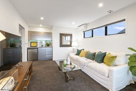 Photo of property in 136 East Coast Road, Forrest Hill, Auckland, 0620