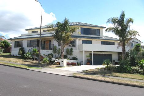 Photo of property in 28 Whiting Grove, West Harbour, Auckland, 0618