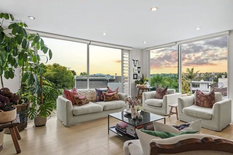 Photo of property in 42 Bayview Road, Browns Bay, Auckland, 0630