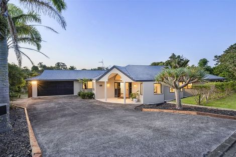 Photo of property in 8 Almond Grove, Greenhithe, Auckland, 0632