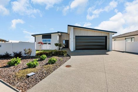 Photo of property in 41 Kaurinui Crescent, One Tree Point, 0118