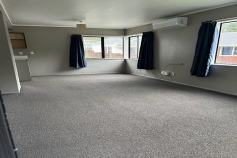 Photo of property in 76a Newlands Road, Newlands, Wellington, 6037