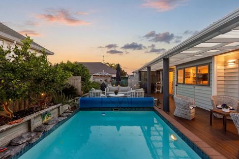 Photo of property in 1/66 Browns Bay Road, Rothesay Bay, Auckland, 0630