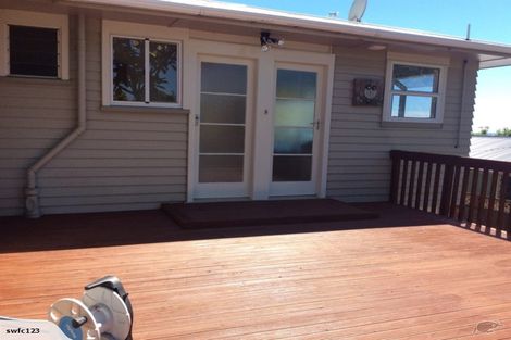 Photo of property in 5 Cron Avenue, Te Atatu South, Auckland, 0610