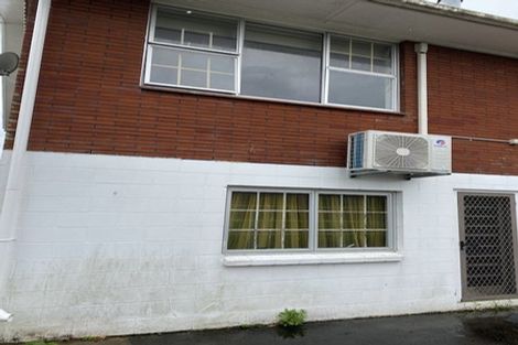 Photo of property in 3/69 Royal View Road, Te Atatu South, Auckland, 0610