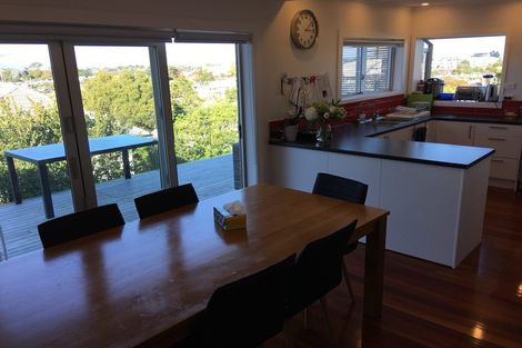 Photo of property in 31a Forrest Hill Road, Milford, Auckland, 0620