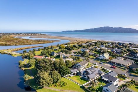 Photo of property in 196 Tutere Street, Waikanae Beach, Waikanae, 5036