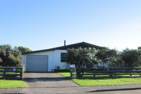 Photo of property in 13 Goldie Place, Waikanae Beach, Waikanae, 5036