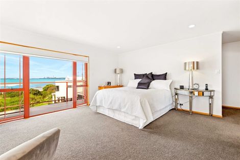 Photo of property in 124 Beach Road, Te Atatu Peninsula, Auckland, 0610