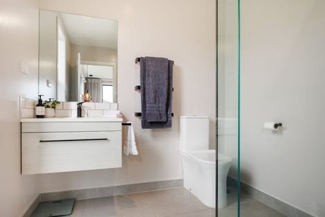 Photo of property in 4 Sardinia Grove, Fitzherbert, Palmerston North, 4410