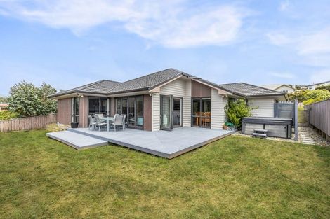 Photo of property in 10 Tararua Close, Aotea, Porirua, 5024