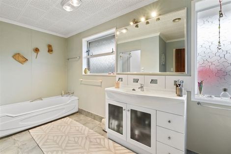 Photo of property in 48 Highbury Drive, Levin, 5510