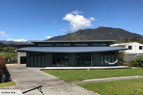 Photo of property in 103 Cashmere Bay Road, Moana, 7875