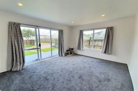 Photo of property in 2/43 Solveig Place, Randwick Park, Auckland, 2105