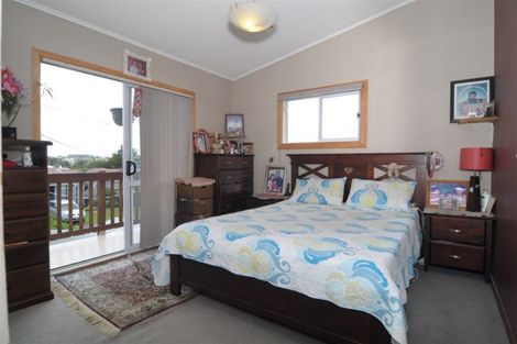 Photo of property in 2a Bamboo Grove, Kelston, Auckland, 0602