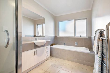 Photo of property in 9 Bronwylian Drive, Flat Bush, Auckland, 2016