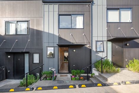 Photo of property in 7/8 Chivalry Road, Glenfield, Auckland, 0629