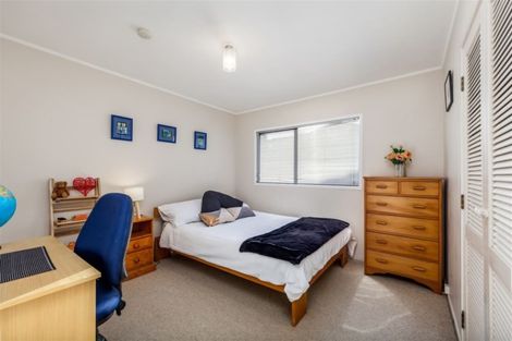 Photo of property in 5 Fitzpatrick Place, Chatswood, Auckland, 0626