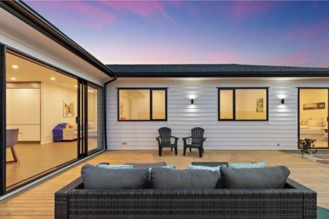 Photo of property in 4 Vinistra Road, Kumeu, 0810