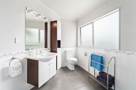 Photo of property in 74 Rivervale Grove, Stanmore Bay, Whangaparaoa, 0932