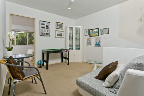 Photo of property in 3/31 Fields Parade, Oteha, Auckland, 0632