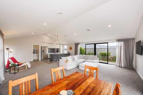 Photo of property in 4 Sardinia Grove, Fitzherbert, Palmerston North, 4410