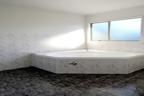 Photo of property in 111 West Harbour Drive, West Harbour, Auckland, 0618