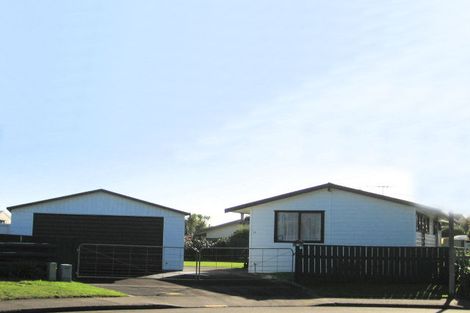 Photo of property in 15 Goldie Place, Waikanae Beach, Waikanae, 5036