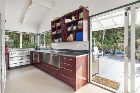 Photo of property in 140a Queens Drive, Lyall Bay, Wellington, 6022