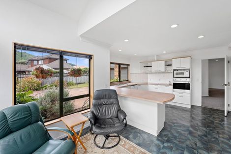 Photo of property in 30 Cranbrook Grove, Waikanae, 5036