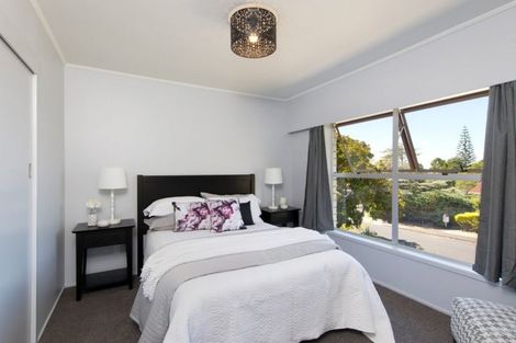 Photo of property in 2/45 Knightsbridge Drive, Forrest Hill, Auckland, 0620