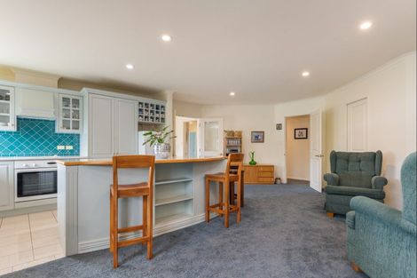 Photo of property in 6 La Lena Grove, Fitzherbert, Palmerston North, 4410