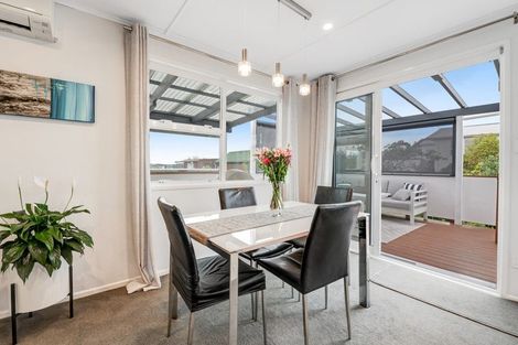 Photo of property in 1/302 Sunset Road, Windsor Park, Auckland, 0632