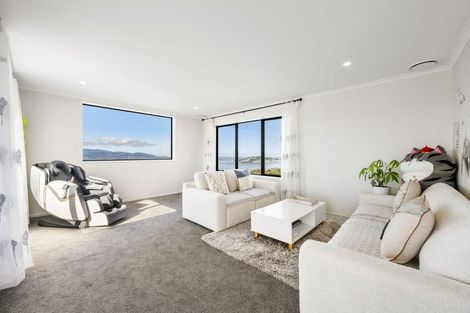 Photo of property in 8 Boeing Way, Newlands, Wellington, 6037