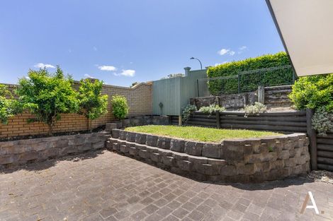 Photo of property in 4 Kingsclere Place, Goodwood Heights, Auckland, 2105