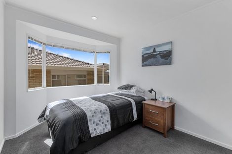 Photo of property in 2/8 Bronzewing Terrace, Unsworth Heights, Auckland, 0632