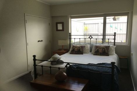 Photo of property in 1/104 East Coast Road, Forrest Hill, Auckland, 0620