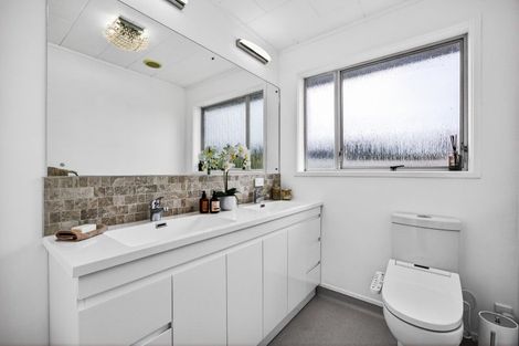 Photo of property in 70 Kiwi Esplanade, Mangere Bridge, Auckland, 2022