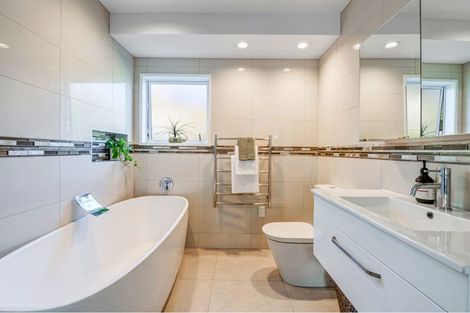 Photo of property in 19 Esther Place, Red Beach, 0932