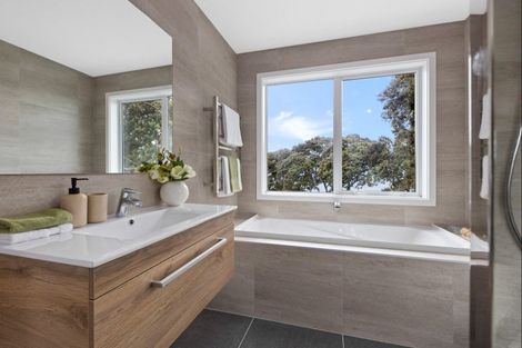 Photo of property in 869d Whangaparaoa Road, Manly, Whangaparaoa, 0930