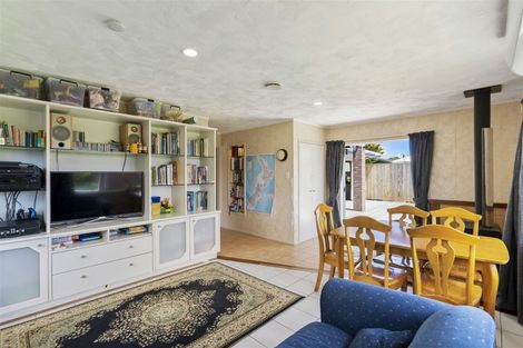 Photo of property in 8 Darcy Place, Massey, Auckland, 0614