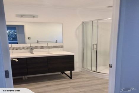 Photo of property in 2/1 Tallington Crescent, Torbay, Auckland, 0630