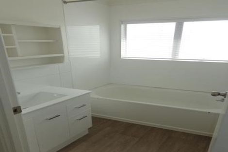 Photo of property in 71 Beaubank Road, Kelston, Auckland, 0602