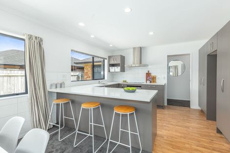 Photo of property in 18 Guildford Drive, Paraparaumu, 5032